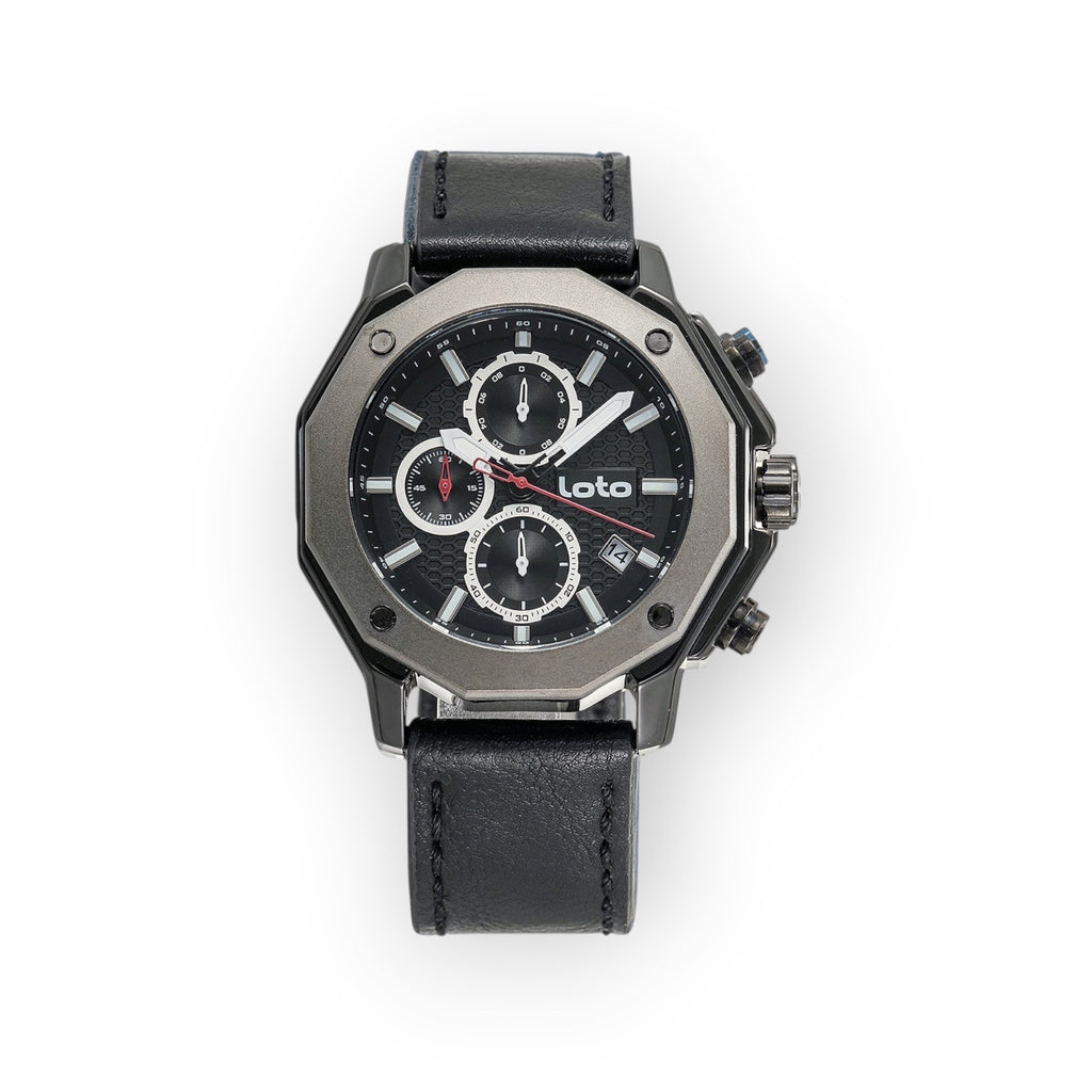 Reloj cronógrafo LOTO COMPANY de acero inoxidable gris oscuro con esfera negra, correa de cuero azul marino y detalles plateados y rojos. Funciones de cronógrafo y fecha.