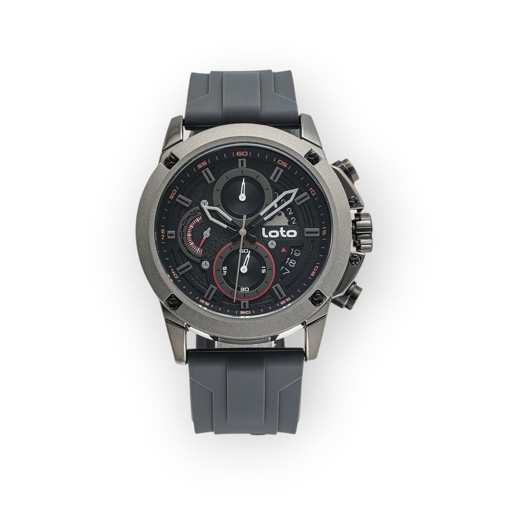 Reloj cronógrafo LOTO COMPANY gris con correa de plástico, esfera negra y detalles rojos. Resistente al agua 3 ATM.