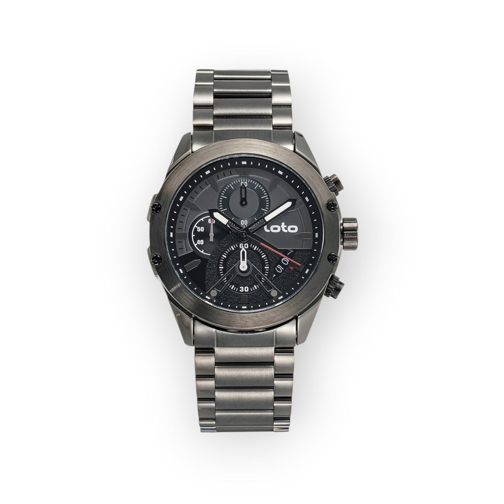 Reloj cronógrafo LOTO COMPANY PHANTOM/2432 de acero inoxidable en tono oscuro con esfera negra, subesferas y brazalete metálico. Diseño deportivo y robusto.