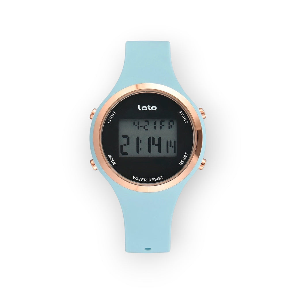Reloj digital LOTO COMPANY azul claro con correa de silicona y bisel en tono oro rosa, estilo minimalista y moderno.