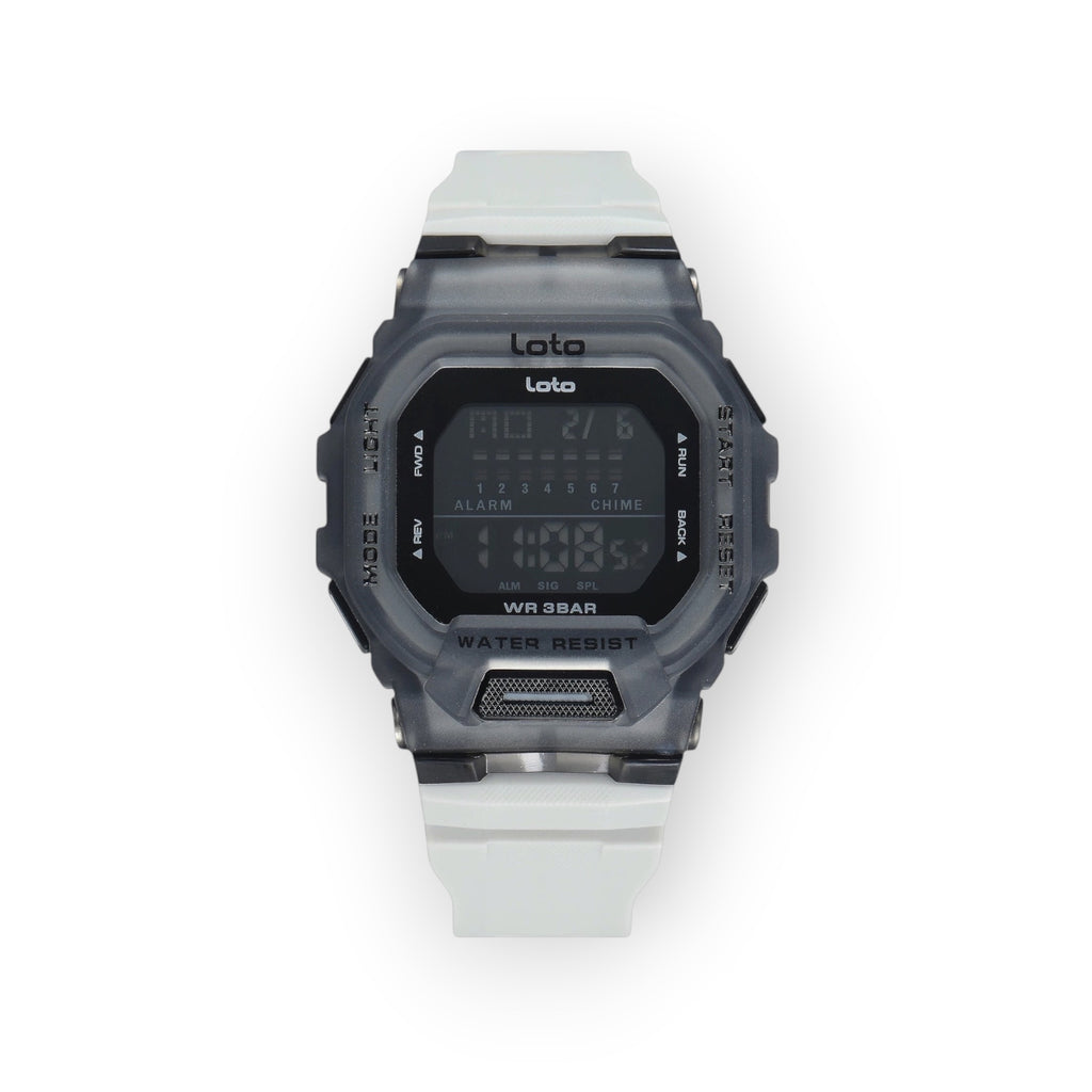 Reloj digital LOTO COMPANY STRIKER / 2566 con caja de resina gris translúcida y correa de silicona blanca. Pantalla digital con hora, fecha y alarma.