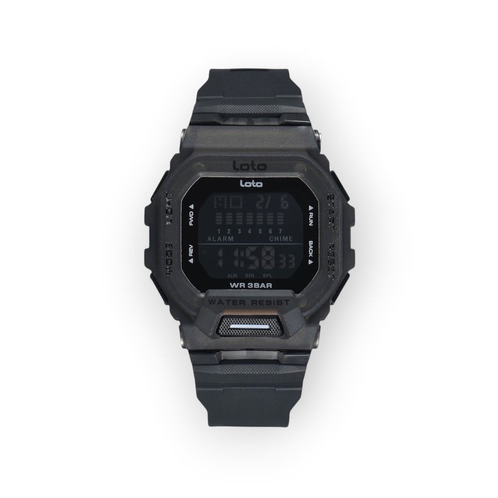 Reloj digital LOTO COMPANY STRIKER / 2566 con caja de resina gris translúcida y correa de silicona negra. Pantalla digital con hora, fecha y alarma.