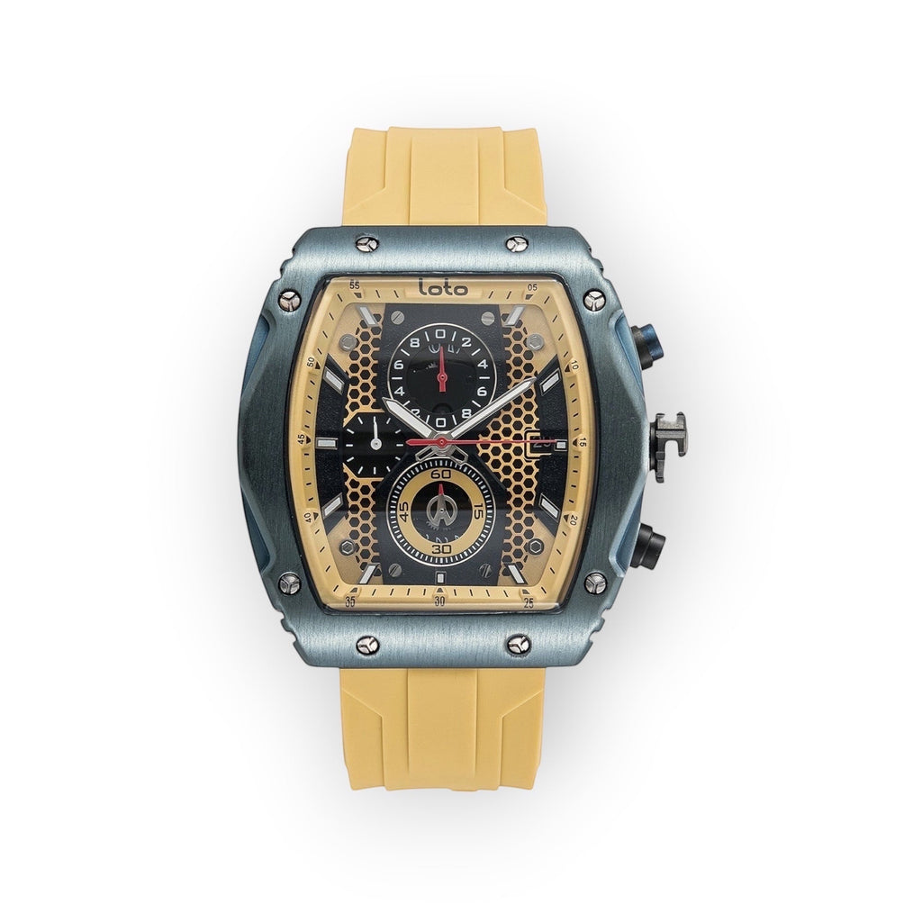 Reloj LOTO COMPANY HEXA / 2431 con caja hexagonal gris, esfera dorada con patrón de panal y cronógrafo, correa de silicona amarilla.
