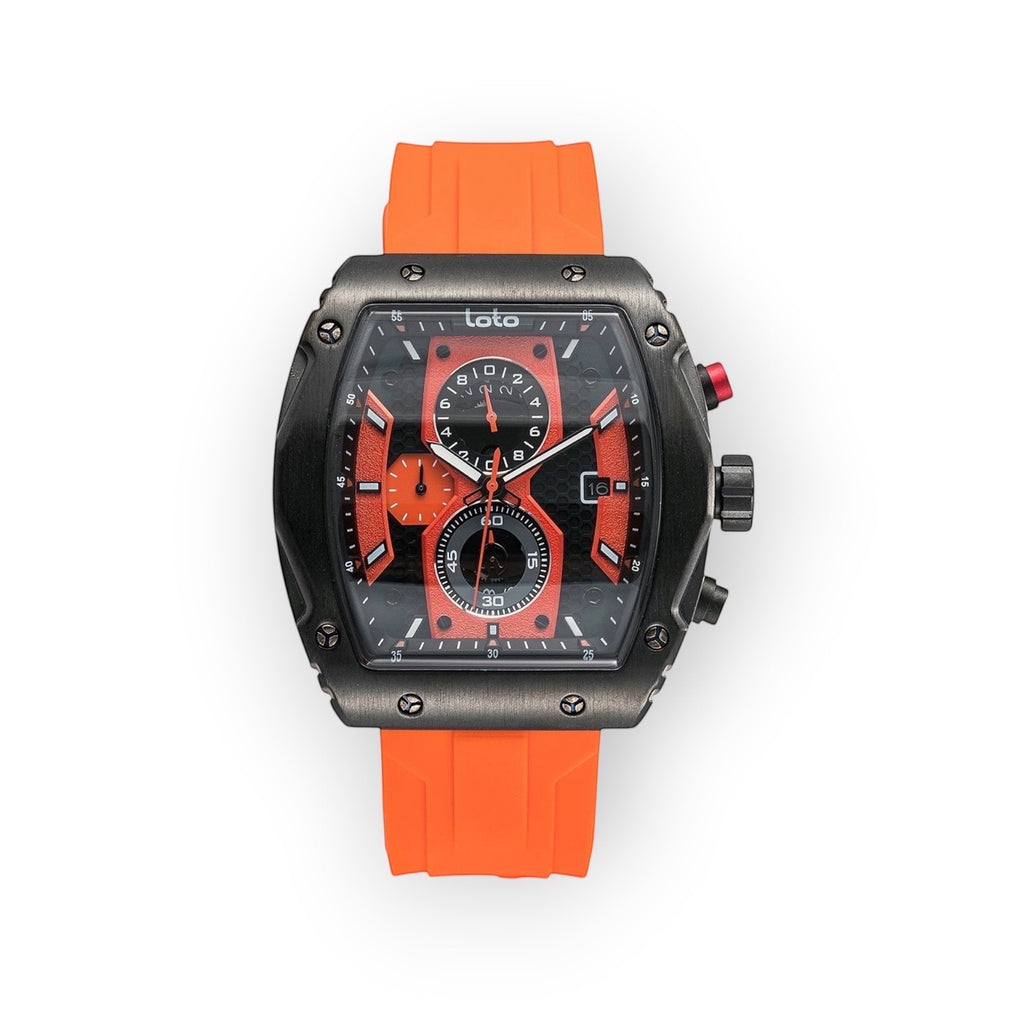 Reloj LOTO COMPANY HEXA / 2431 con caja hexagonal gris, esfera negra con detalles naranjas y cronógrafo, correa de silicona naranja.